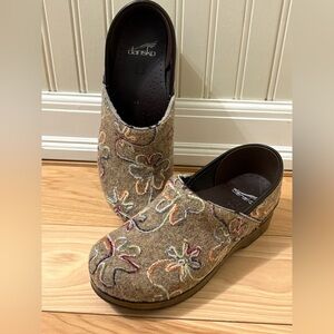 DANSKO Felt Pro Stapled Clog Shoe Brown Embroidered Flower Sz 39 Style939440202